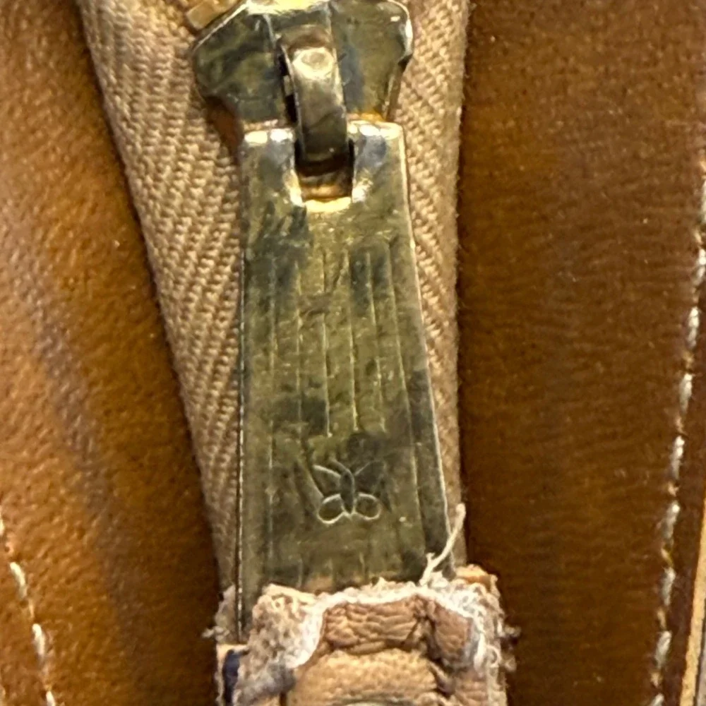 Vintage 1970 Tan Suede Leather Wristlet Clutch Butterfly Zipper Pull Made in HK